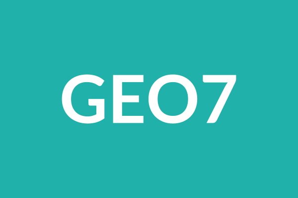 青绿色背景上的白色 GEO7 字样